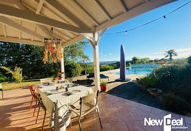 Villa avec piscine et terrasse 2