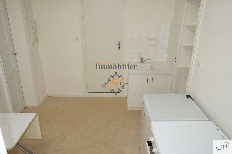 Location  appartement 1 pièce 20 m² à Saint-Affrique (12400), 265 €