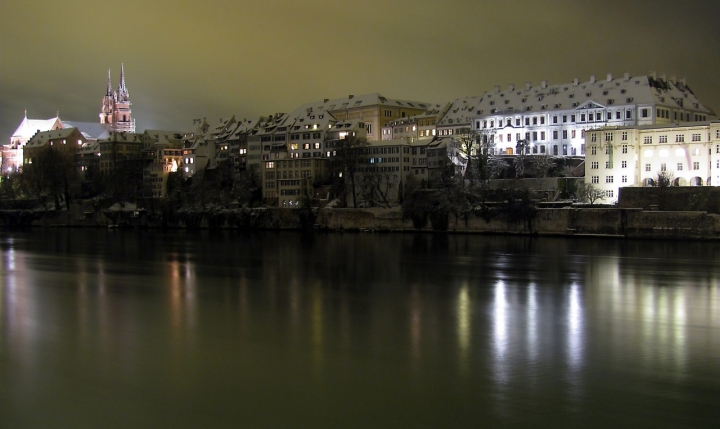 Under the bridge, in a white city night di brandon