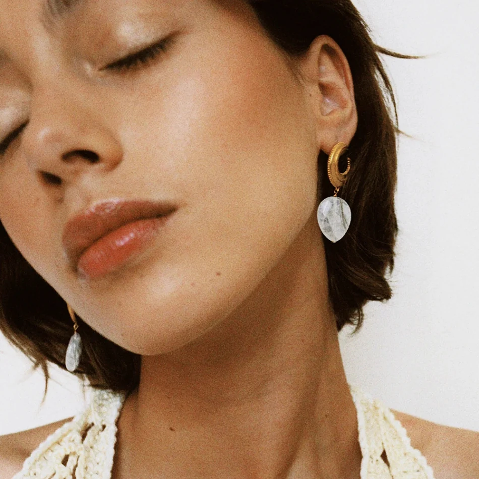 Boucles d'oreilles élégantes en forme de croissant ovale pour femmes. Un bijou féminin pour une beauté intemporelle. Rehaussez votre style avec élégance.