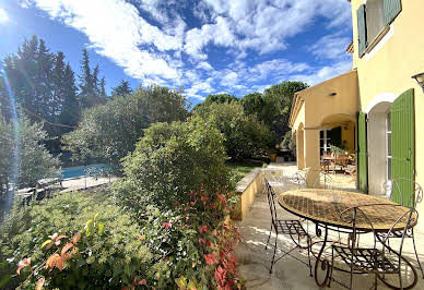 Maison avec piscine et jardin 5