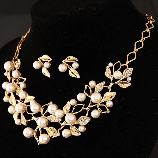 Set due pezzi collana e orecchini con perle e quadrifoglio, accessori gioielli eleganti, perfetti per ogni occasione.