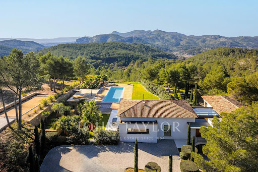 Villa with pool 1
