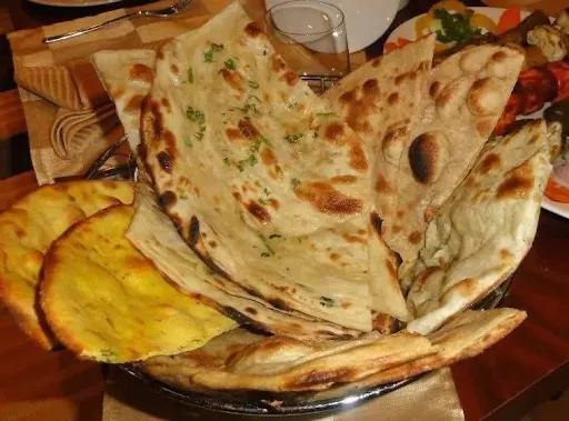 Mixed Bread Basket (Pudina Parantha + Plain Naan + Butter Naan + Missi Roti+ Roomali Roti)