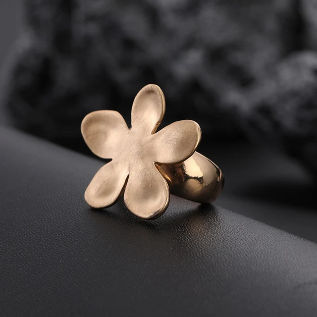 Women's Irregular Thick Gold and Silver Color Ring A Stylish and Elegant Accessory Perfect for Everyday Wear and Special