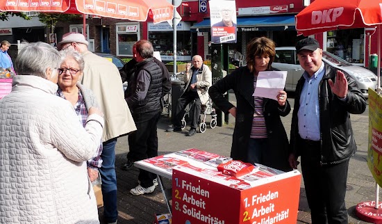 DKP-Infostand, Genossinnen und Besucherinnen.