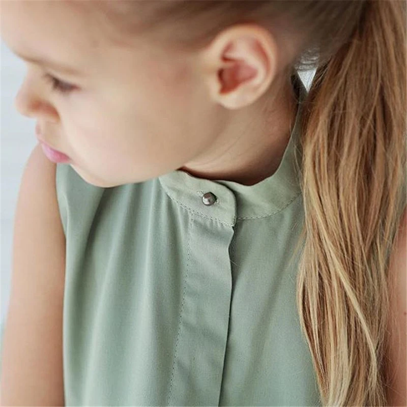 Vestito elegante e semplice senza maniche per bambina, tinta unita. Perfetto per bambine di taglia piccola e media, ideale per ogni occasione.