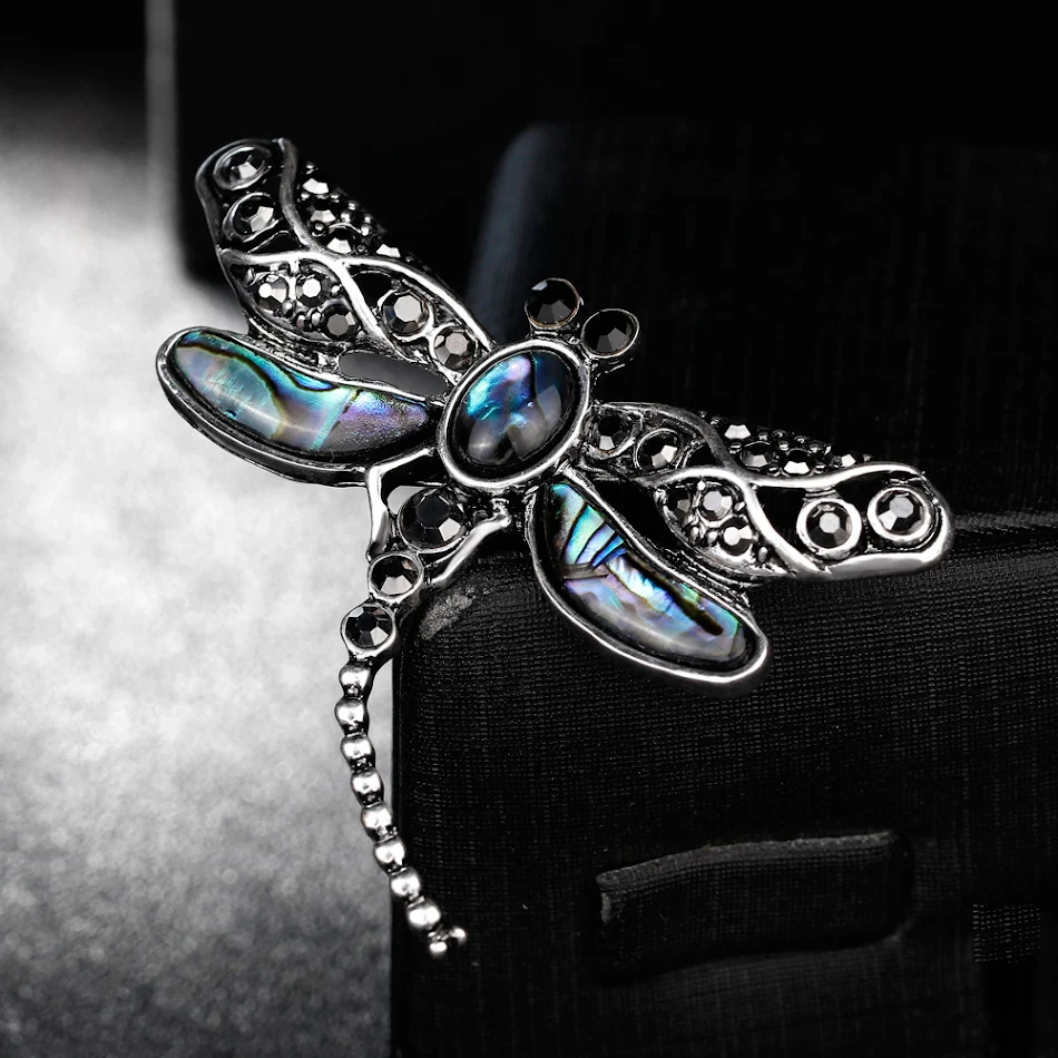 Broche libellule en coquillage, mode et exquis, s'accorde à tout. Corsage élégant et polyvalent pour sublimer vos tenues. Accessoire parfait.