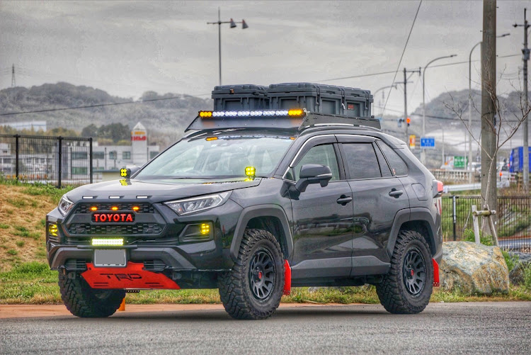 RAV4の写真加工は難しい・もっとセンス良く加工したい😭・TRDスキッドプレート・ジオランダーMT・ライトバーに関するカスタム事例の投稿画像1枚目