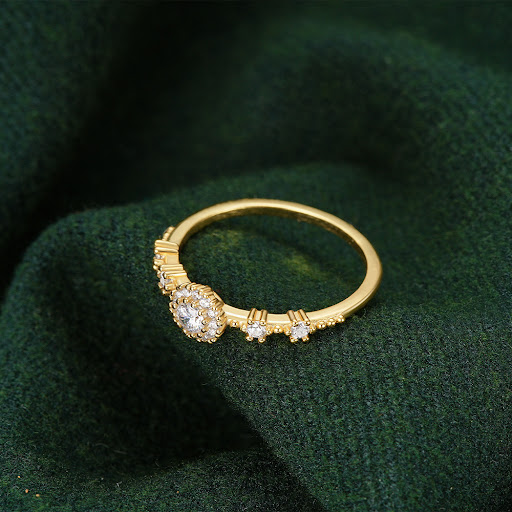 Title 5, Romantic proposal ring with luxurious flower an...