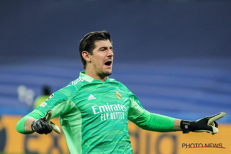 Thibaut Courtois gebruikt VAR-moment op een praatje te slaan met de fans van Sevilla