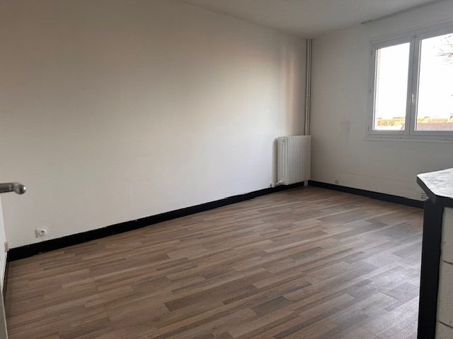 Location  appartement 1 pièce 24 m² à Goussainville (95190), 806 €