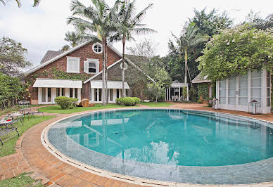 Maison avec piscine et jardin 9