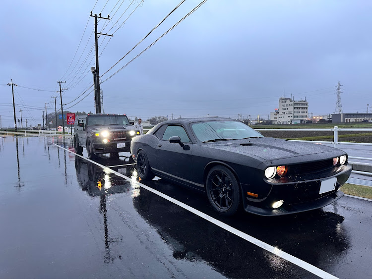 チャレンジャーのアメ車・ハマー納車おめでとう・真っ黒兄弟・いつもイイね＆コメントありがとうございます😆に関するカスタム事例の投稿画像1枚目