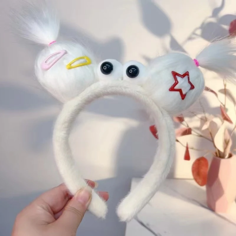 Handgemaakte haarband pluche pop, een accessoire. Zacht en schattig, perfect om te verzamelen of cadeau te geven aan fans.