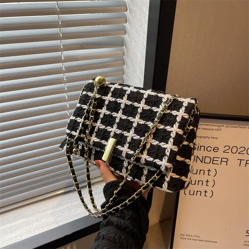 Veelzijdige crossbody schoudertas met ruitjes en ketting. Stijlvol en praktisch voor dagelijks gebruik, ideaal voor elke gelegenheid en outfits.