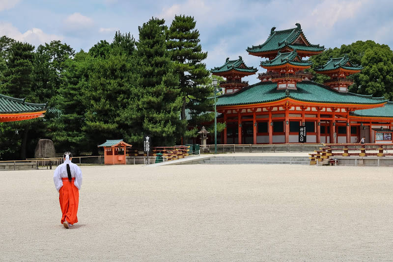 Miko a Heian Jingu di VIC61