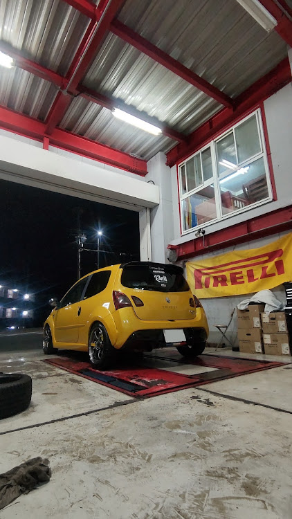 トゥインゴのパンク・タイヤ交換・MICHELIN PILOT SPORT 3・伊藤タイヤ商会・ジョンシリウス映えに関するカスタム事例の投稿画像1枚目