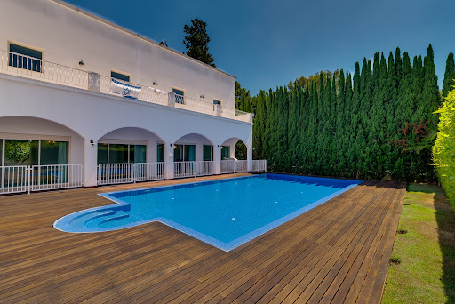 Prestige property for sale in Ramat Hasharon (Israel) - Modern swimming pool and wooden terrace