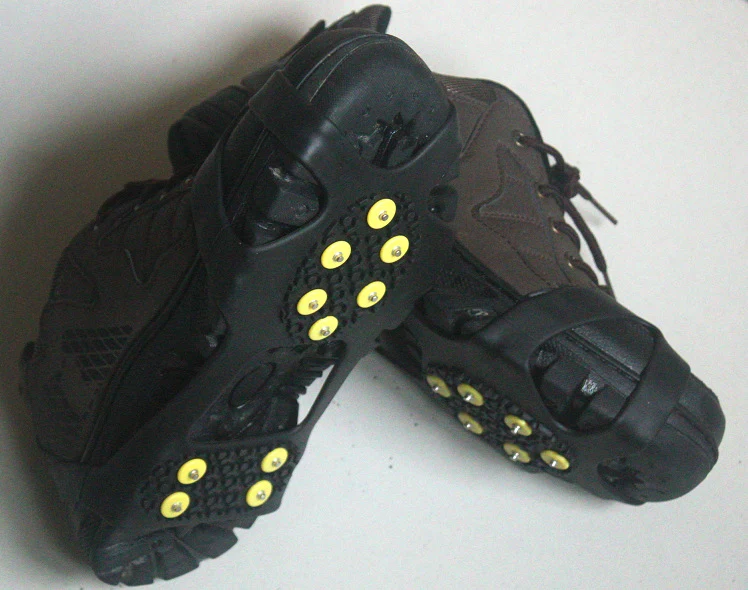 Title 5, Cubiertas de zapato antideslizantes con crampon...