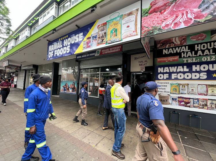 On Robert Sobukwe Street in Sunnyside, Tshwane officials from the economic development and spatial planning department and the health department, as well as SAPS, raided multiple shops that failed to comply with the city’s by-laws.