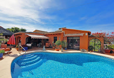 Villa with pool and garden 7