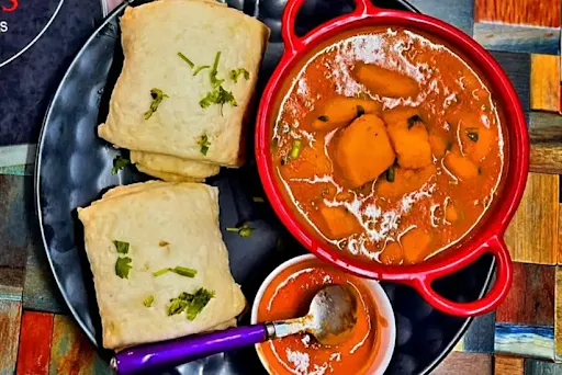 Tingmo With Spicy Dum Aloo