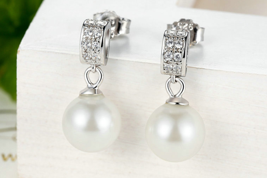 Boucles d'oreilles en perles de coquillage élégantes pour femmes. Rehaussez votre beauté naturelle avec ces bijoux sophistiqués et intemporels, parfaits.