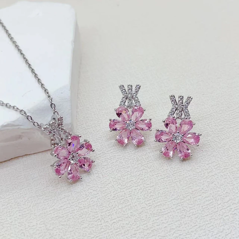 Elegante Joyería de Mano Dorada con Flores de Gota Rosa. Chapado en Cobre y Oro, Diseño Exclusivo, Ideal Regalo.