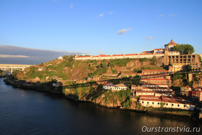 Claustros do Mosteiro da Serra do Pilar, Португалия