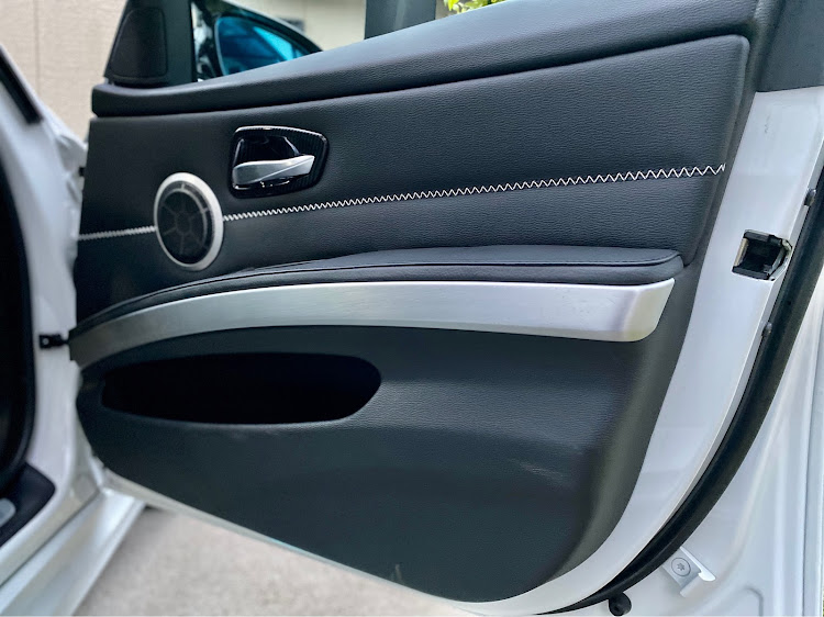 3シリーズ セダンのBMW3シリーズ・DIY・ホワイトステッチ化・自粛中・bmwに関するカスタム事例の投稿画像10枚目