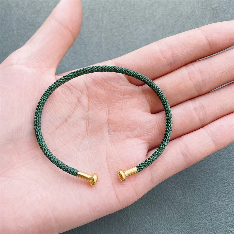 Pulseira de fio de aço universal com boca ajustável elástica em forma de C, adaptação perfeita para um uso confortável e prático no pulso.