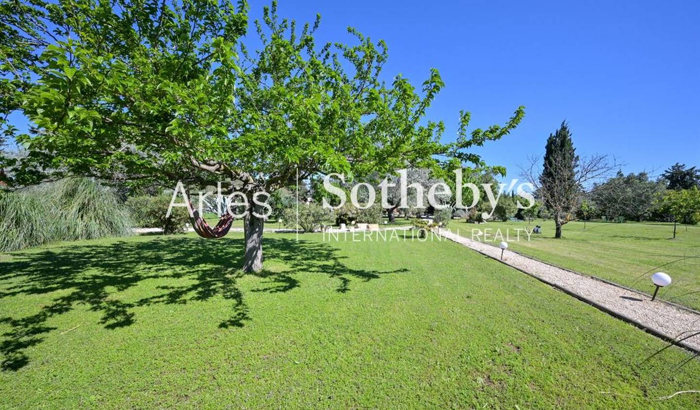 Propriété avec piscine et jardin Arles