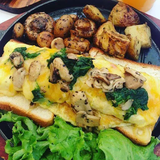 Forest Omelette (With 2 Slices Of Garlic Bread And Potato Wedges)