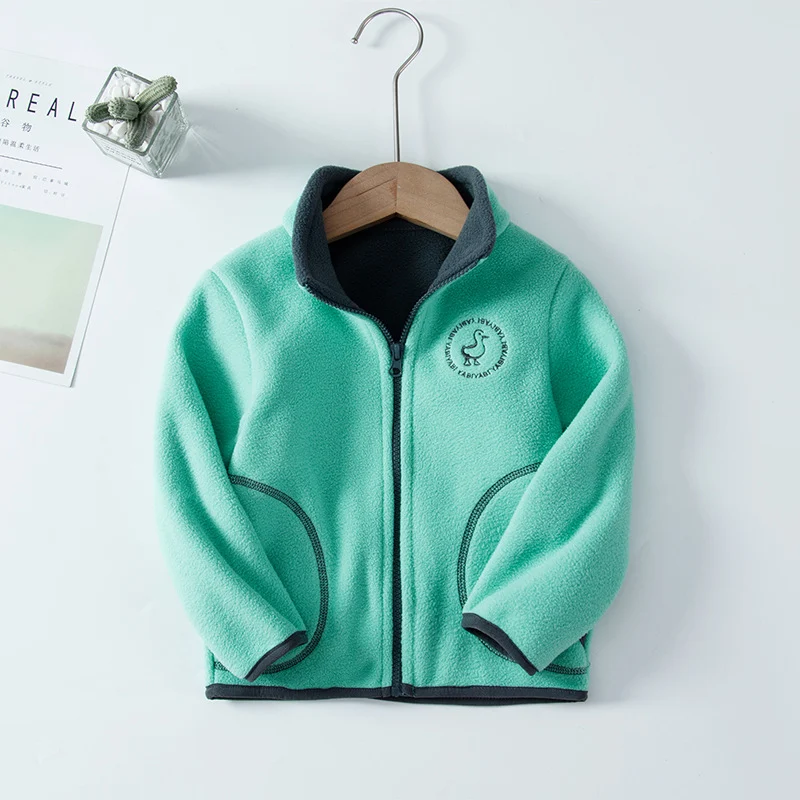 Ensemble de vêtements pour enfants Cardigan en polaire à capuche et pull Confort et chaleur pour l'hiver. Idéal pour les enfants, doux au toucher et stylé.