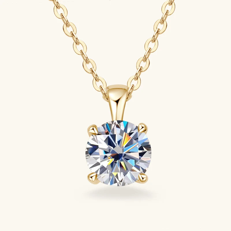 Collier diamant quatre griffes classique, argent 925 plaqué or 18 carats. Un bijou intemporel pour sublimer votre cou et rayonner d'élégance.