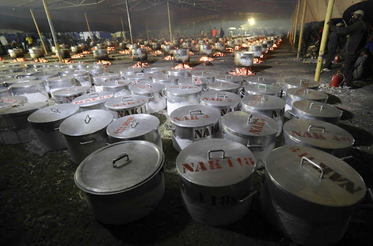 The Nakhlistan feeding scheme, with more than 300 volunteers, cooked 181 pots of food in Athlone and fed thousands of people on the Cape Flats and in informal settlements on the day of Eid ul Fitr.