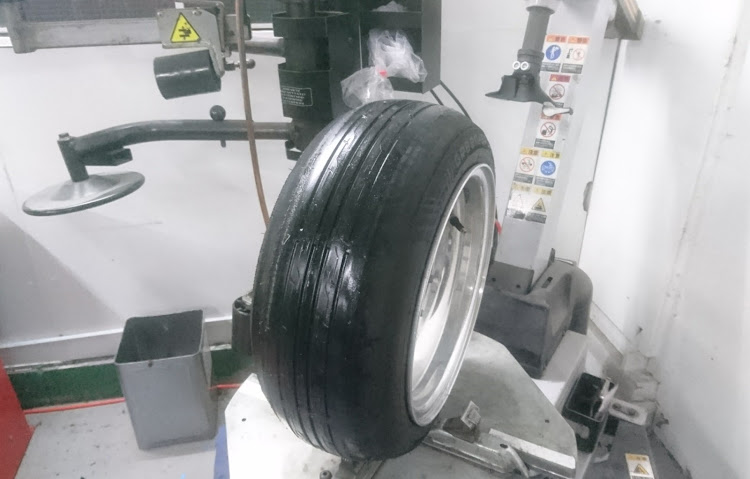 アルトワークスのKing of street C.C.・タイヤ交換・ガルウィング・バネ交換予定・誰か下がる車高調教えて🙏に関するカスタム事例の投稿画像3枚目