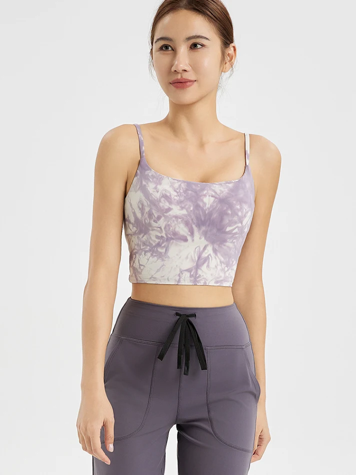 Ensemble de yoga pour femme fait main avec tie-dye. Soutien-gorge de sport, débardeur et sous-vêtements pour un confort optimal pendant l'entraînement.