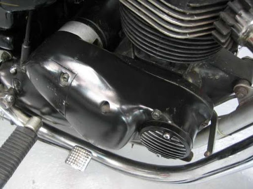 Apparition du démarreur électrique avec modification du carter de distribution sur la T 140 Bonneville de 1981