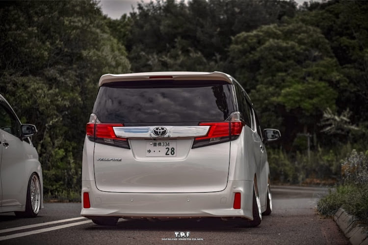 ヴェルファイアの30ヴェルファイア・車高調・生脚・リメイク・ガールズオーナーに関するカスタム事例の投稿画像1枚目