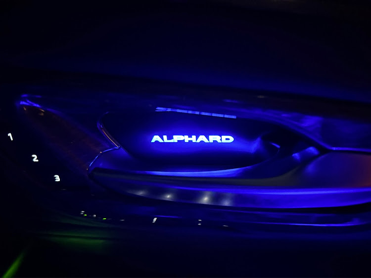 アルファードのHYBRID Z E-Four・レクサスLMホイール・プレシャスレオブロンド・最後の桜コラボ🌸・ゴールデンウィーク終わりに関するカスタム事例の投稿画像5枚目