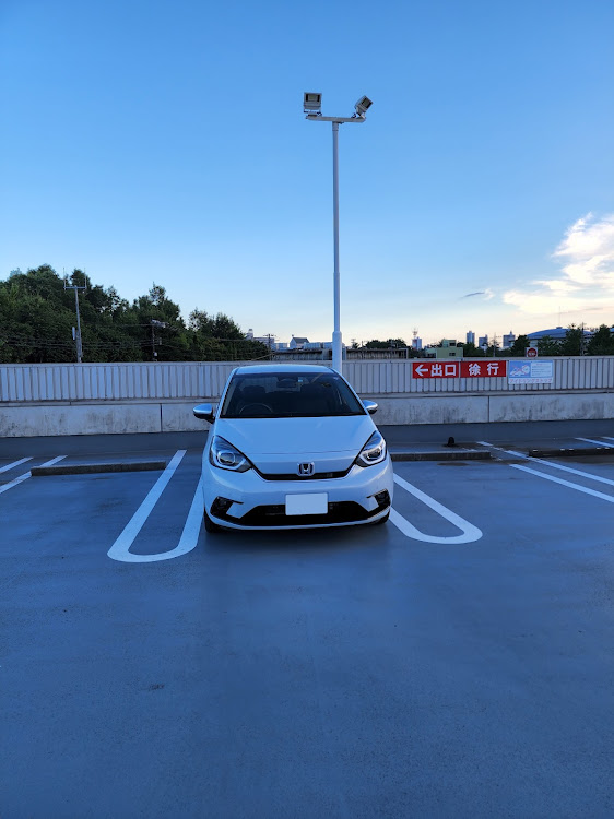 フィットのマーケットシティ所沢の屋上駐車場・自宅の駐車場に関するカスタム事例の投稿画像1枚目