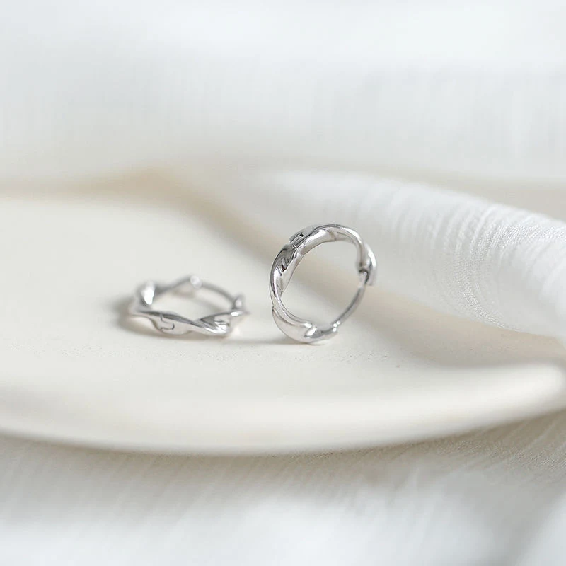 Elegantes pendientes de botón de plata S925, diseño versátil y sofisticado, ideales para cualquier ocasión, realzan tu belleza natural.