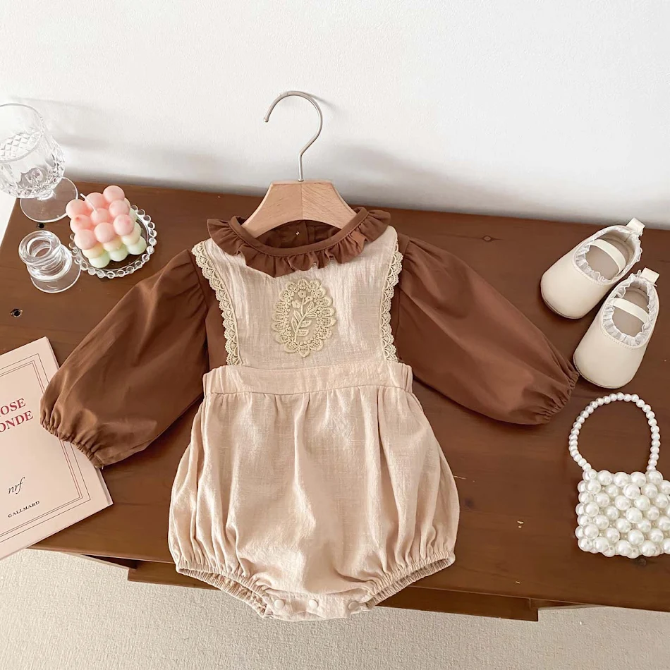 Koreanischer Baby-Herbst-Jumpsuit mit langen Ärmeln, perfekt für die kühle Jahreszeit. Bequem und stilvoll, hält Ihr Baby warm und trendy.