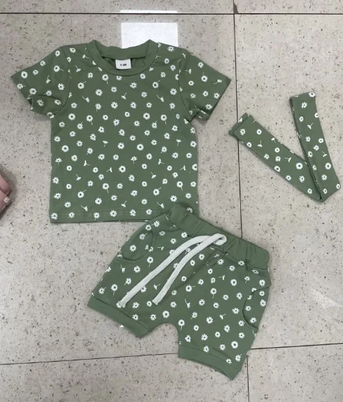 Dečiji cvetni komplet sa šortsem, kratkim rukavima i trakom za kosu. Udoban i moderan letnji outfit za igru i sunčane dane.