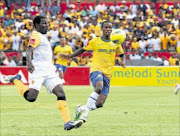 SPOT THE YELLOW DOT: Kaizer Chiefs' Lincoln Zvasiya and Mamelodi Sundowns' Themba Zwane fight for the ball during their 
      
       match at Loftus in Pretoria yesterday.  
      PHOTO: VELI NHLAPO