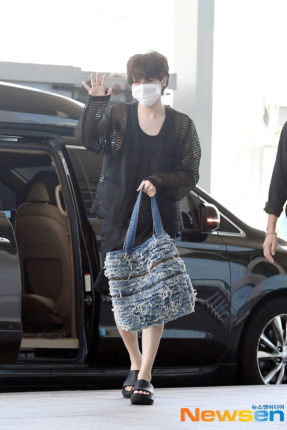 BTS's J-Hope Gains Attention For His Impressive Airport Fashion - Koreaboo