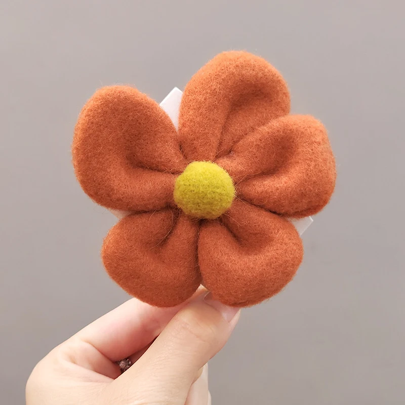Bloemen Haarkring Pluche Lederen Hoesje beschermt uw telefoon, zacht aanvoelend en met een charmant bloemendesign.