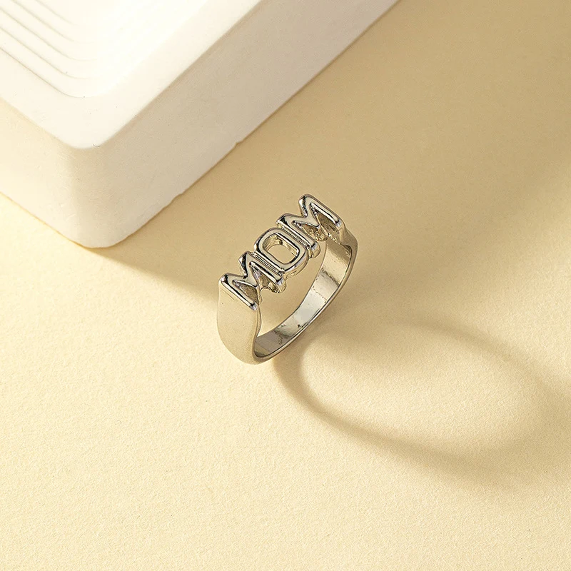 Bagues de doigt index pour couples avec lettres anglaises personnalisées. Un cadeau parfait pour symboliser votre amour et votre lien unique.
